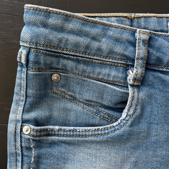 Zara High-Waisted Jean Shorts in Faded Blue Wash - Picture 4 of 4